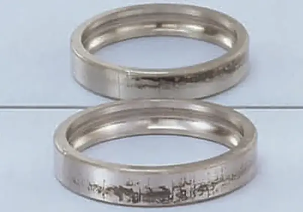 Symmetrical fretting on the upper and lower sides of an outside diameter: misalignment.