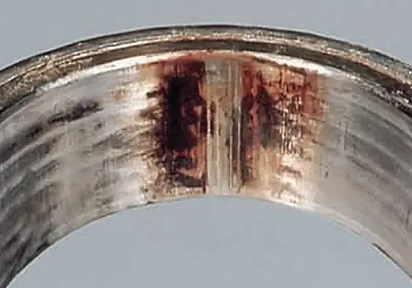 Scuffing and rust on a bore surface from diagonal assembly or foreign matter on the fitting surface.