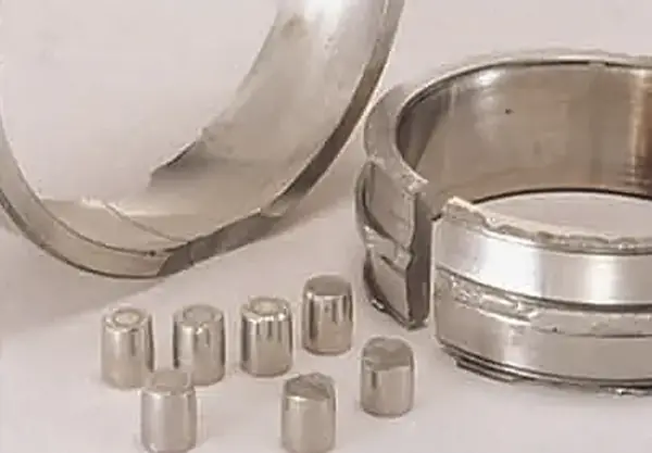 Cracks and chips on rings and rollers, with seizure caused by chips on the ribs: excessive axial impact load.